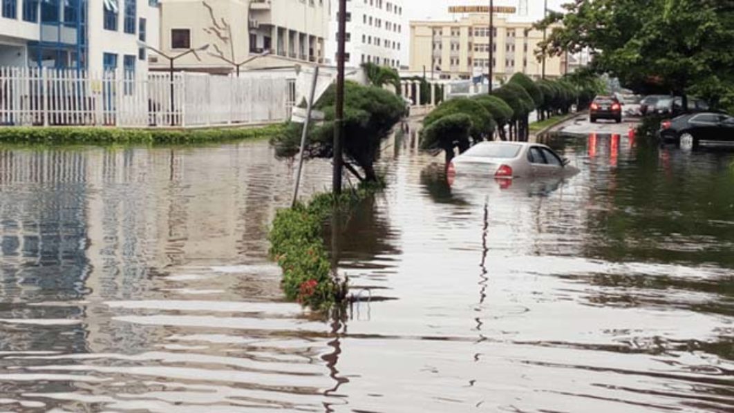 Surviving Lekki flood - how to get to work without staining your suit